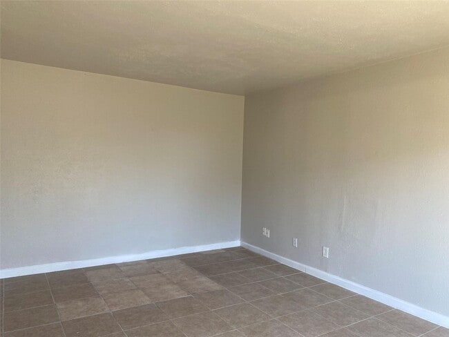 Building Photo - Limestone Dr. Duplex