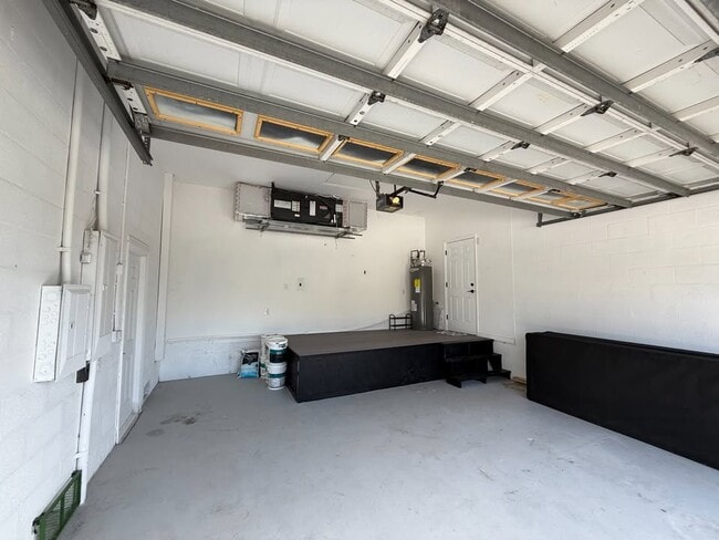 Building Photo - 1550 Center Rd