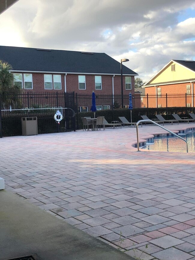 Building Photo - 1521 Fieldview Dr