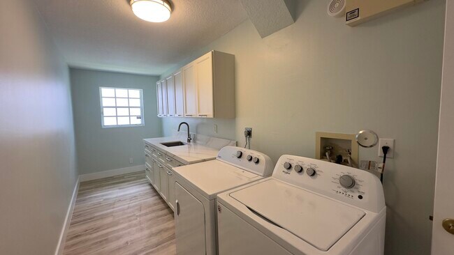 Building Photo - 13285 Opal Ln