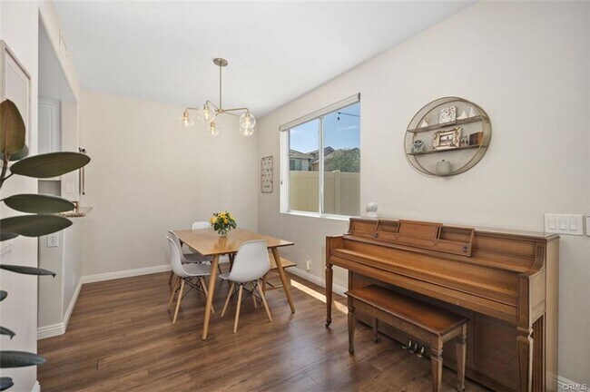 Building Photo - 3 bedroom in Gated Victoria Community!