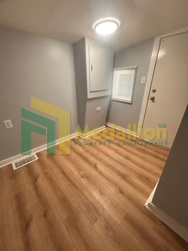 Building Photo - Updated 1-Bedroom Coach House with In-Unit Laundry