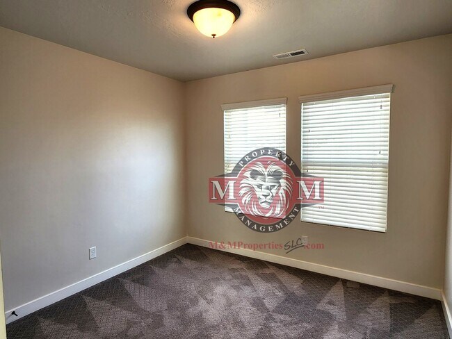 Building Photo - Great 3 Bd 2 Ba Townhome 2 Car Garage