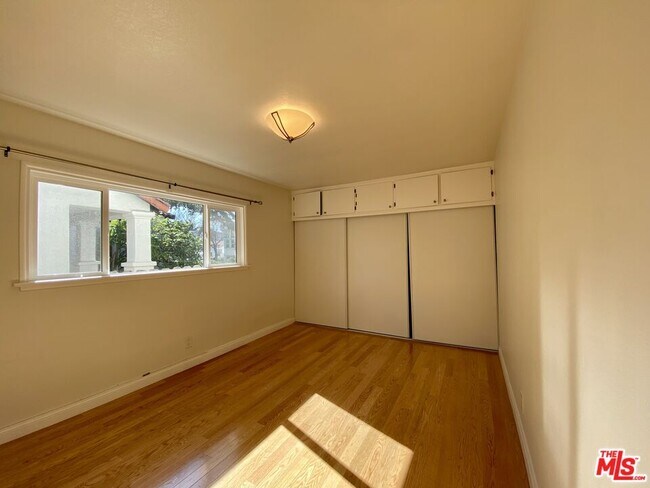 Building Photo - 722 Westbourne Dr