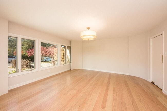 Building Photo - 30 Knightwood Ln