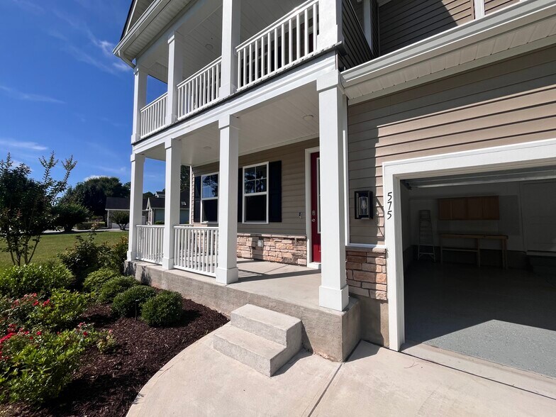Main entry - 575 Chatham Ct NW