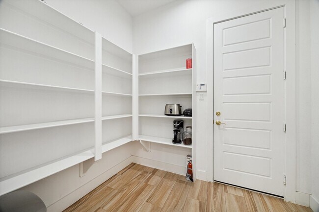 Building Photo - 5021 Creekmont Dr