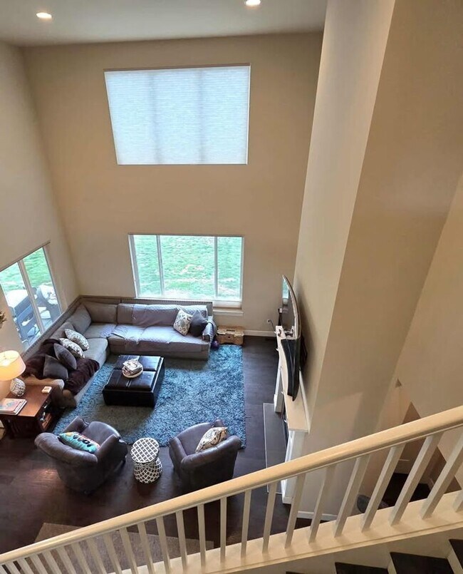Building Photo - Large 3 bedroom, 3 bath newer build in sou...