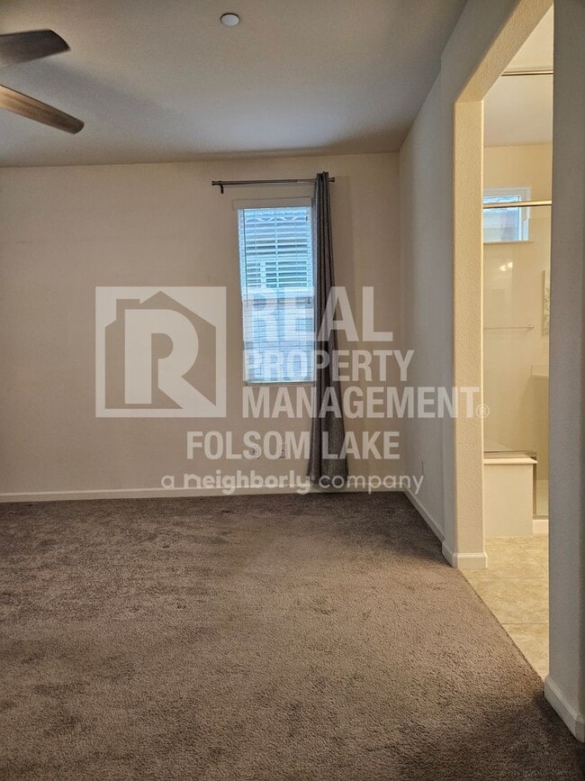 Building Photo - Spacious 3 bedroom 2.5 bath in the Westsho...