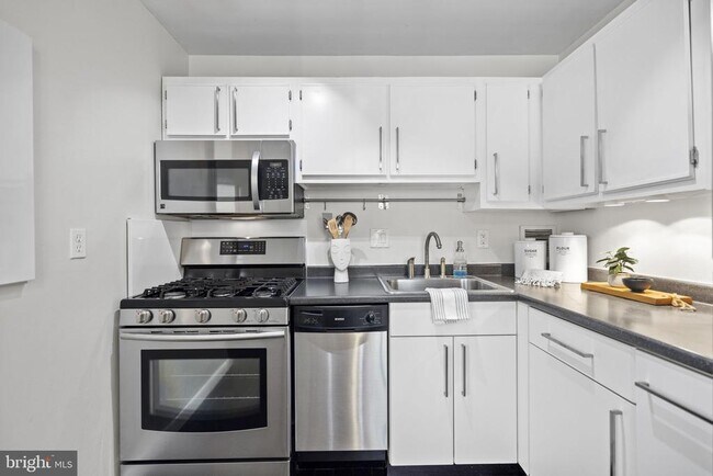 Building Photo - 1341 Clifton St NW