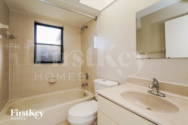 Building Photo - 241 SE 1st Ave