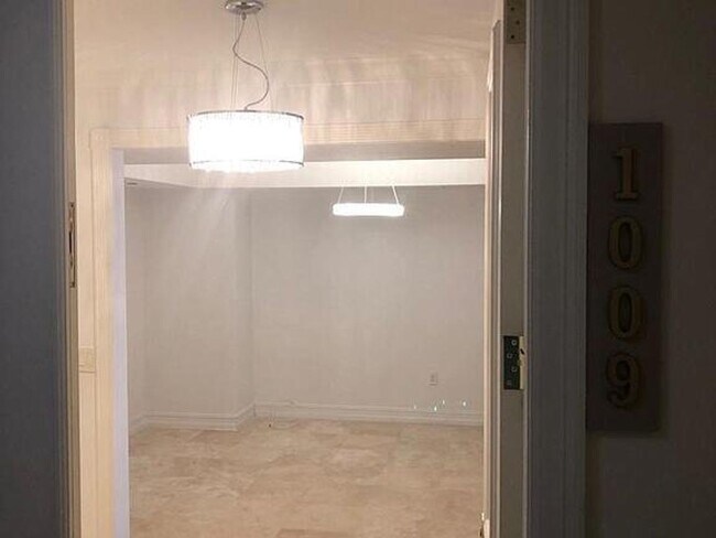 Building Photo - 20201 E Country Club Dr