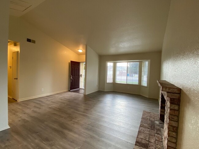 Building Photo - 3 Bedroom / 2 Bath Great Corner Lot in Travis District