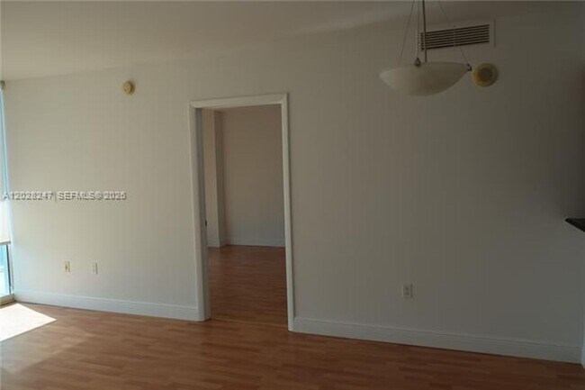 Building Photo - 1800 N Bayshore Dr