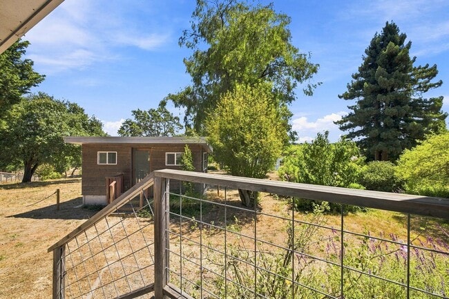 Building Photo - 143 Lone Oak Ln