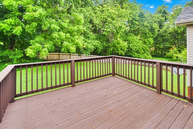 Building Photo - Pet Friendly Three Bedroom!