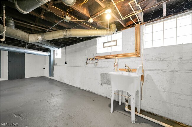 Building Photo - 16119 Parkgrove Ave