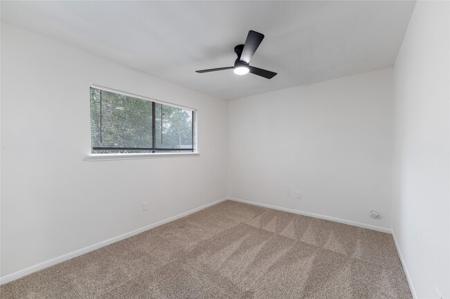 Building Photo - 4927 Glendower Dr