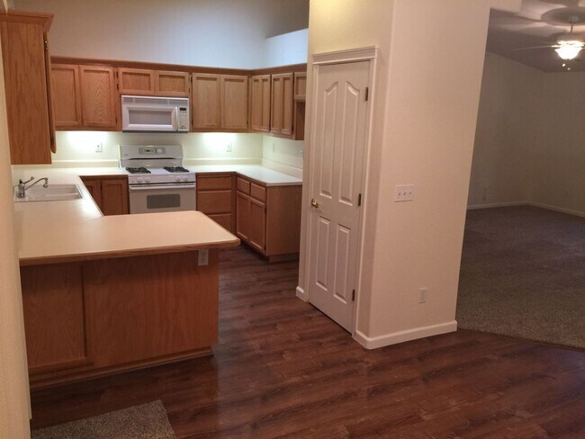 Building Photo - 1543 Lakeside Dr