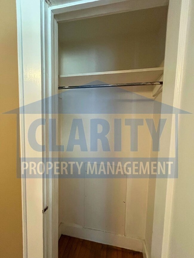 Building Photo - Three bedroom home downtown Cleveland!