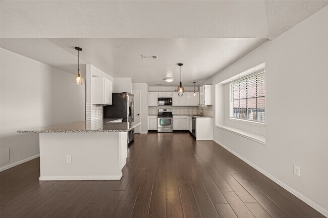 Building Photo - 22619 Old Church Ln