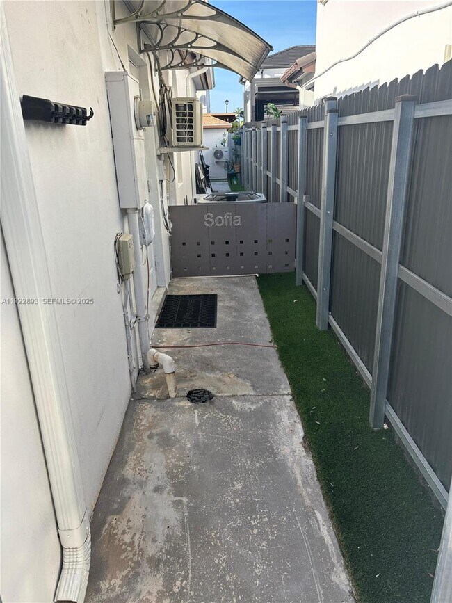 Building Photo - 15535 SW 10th St