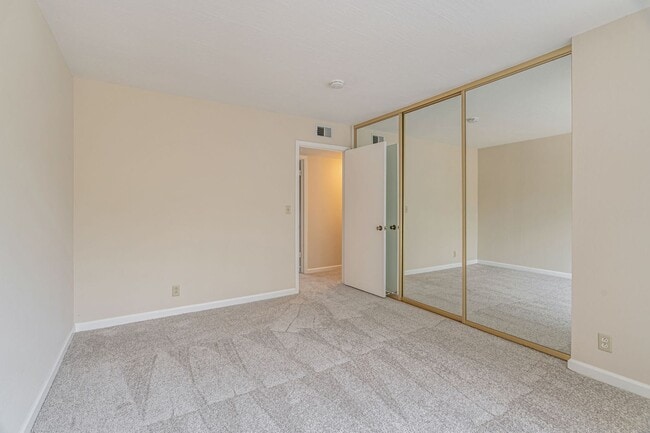 Building Photo - 2 Bedroom, 2 Bath Home with Bonus Room