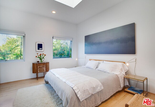 Building Photo - 757 1/2-757 1/2 Milwood Ave