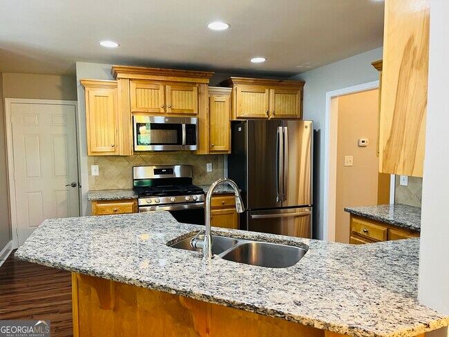 Building Photo - 5750 Crest Hill Dr NE