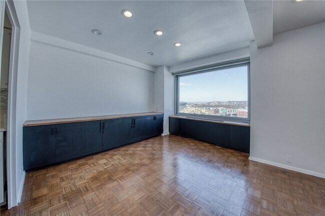 Building Photo - 320 Fort Duquesne Blvd