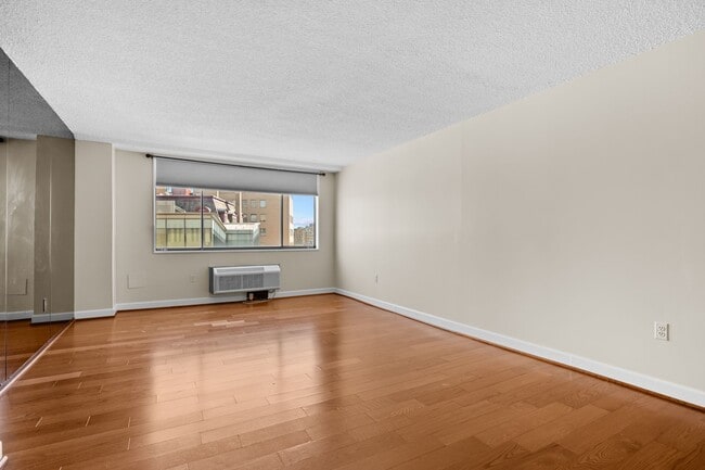 Building Photo - Spacious Renovated Dupont Circle Condo Walking Distance to Metro!