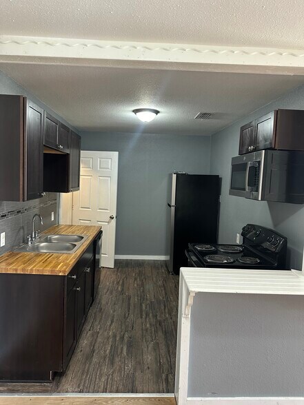 Building Photo - 311 Glamis Ave