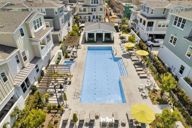 Building Photo - Stylish Tri-Level Townhome in Prime Newpor...