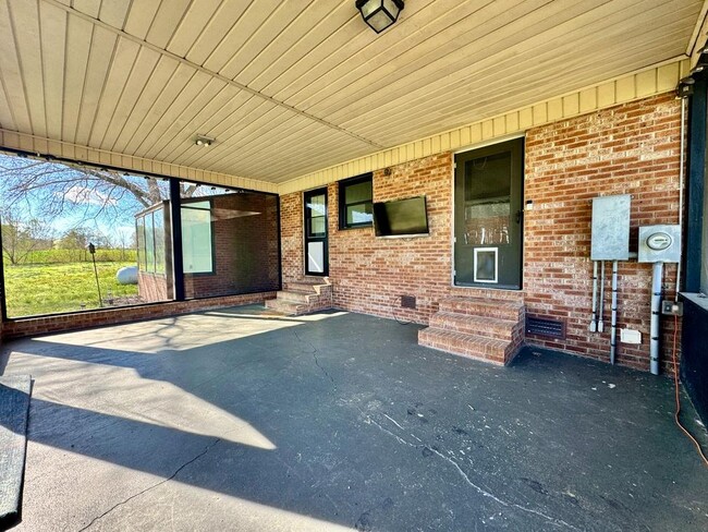 Building Photo - 1422 Old Peachland Rd