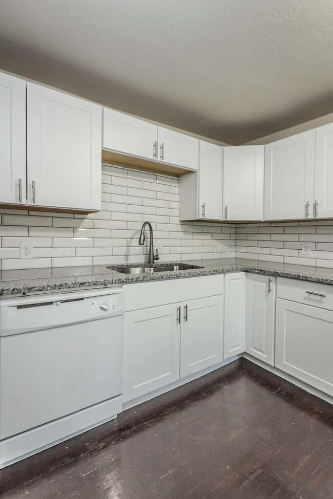 Building Photo - Adorable 2 Bedroom 1 Bath
