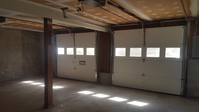 Building Photo - Raleigh Hills Beauty! XL Yard & Attached Garage! Dogs OK!