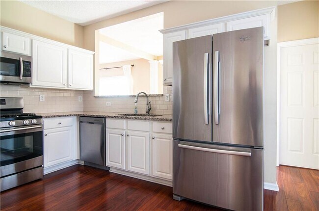Building Photo - 558 Lullingstone Dr SE