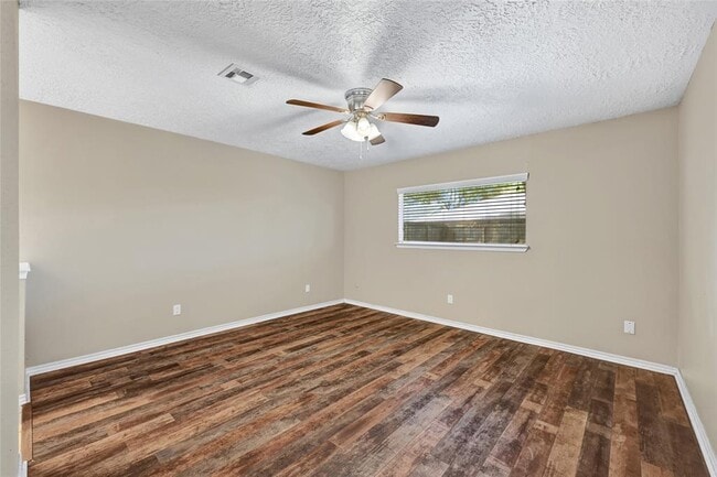 Building Photo - 10007 Oakmont Dr