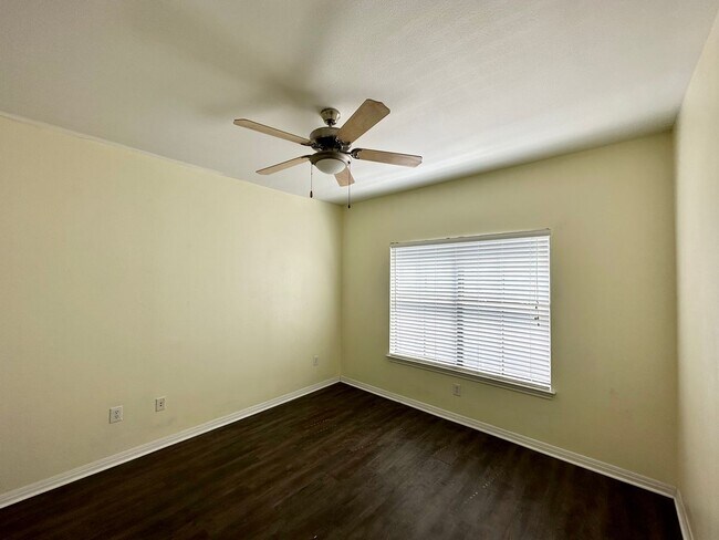 Building Photo - 2/2 Condo Near UT!