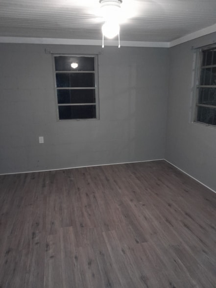 Building Photo - 1003 16th Ct