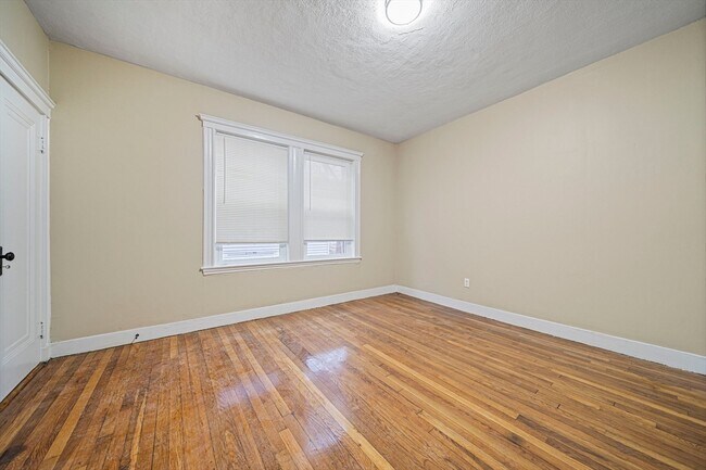 Building Photo - 46 Astoria St