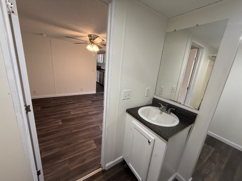 Building Photo - 80 Redwood Ln