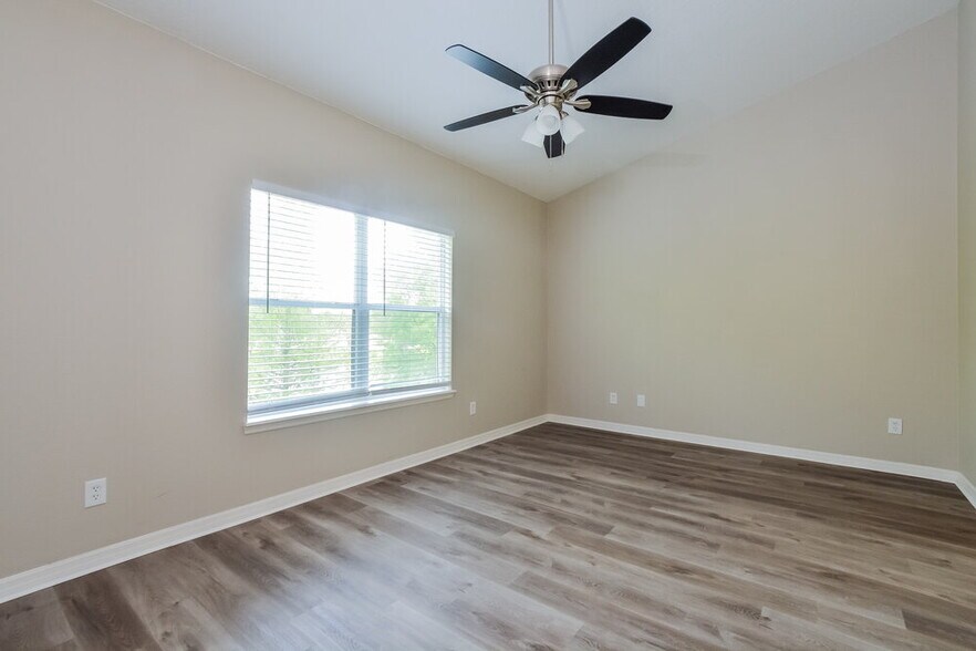 Building Photo - 567 Pinebranch Cir