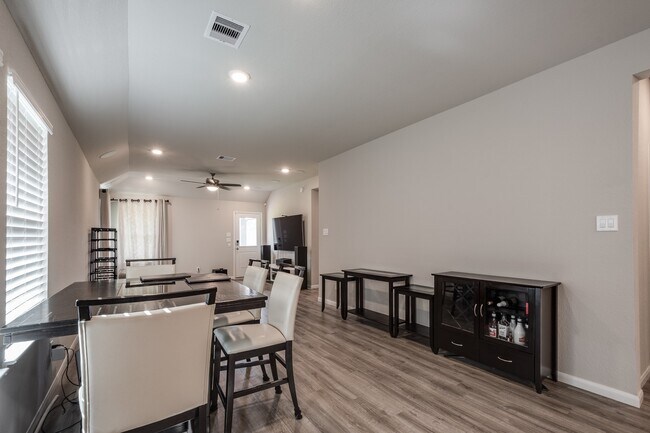 Building Photo - 5003 Bluebird Song Ln