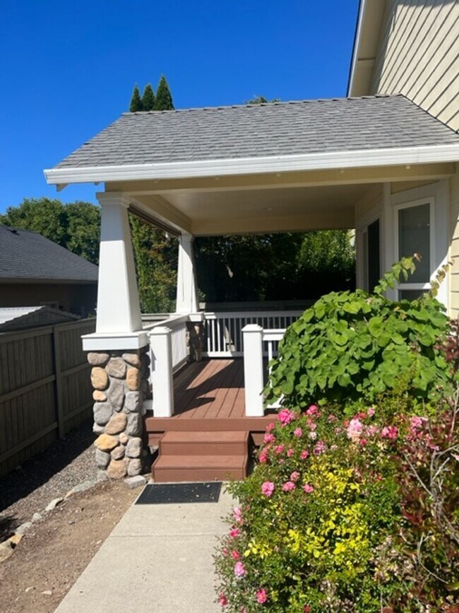 Building Photo - NEW TO MARKET, 3 BEDROOM EAST MEDFORD HOME