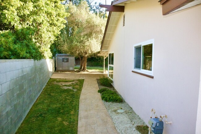 Building Photo - 26665 Whitehorn Dr