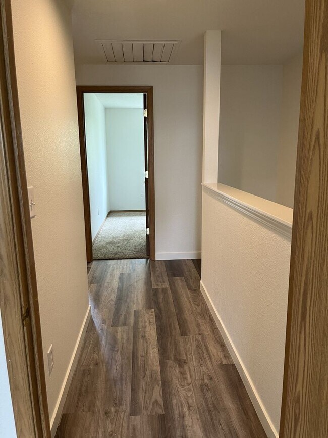 Building Photo - Large 3 bedroom, 2.5 bath, 1 car garage, fenced back yard townhome recently remodeled