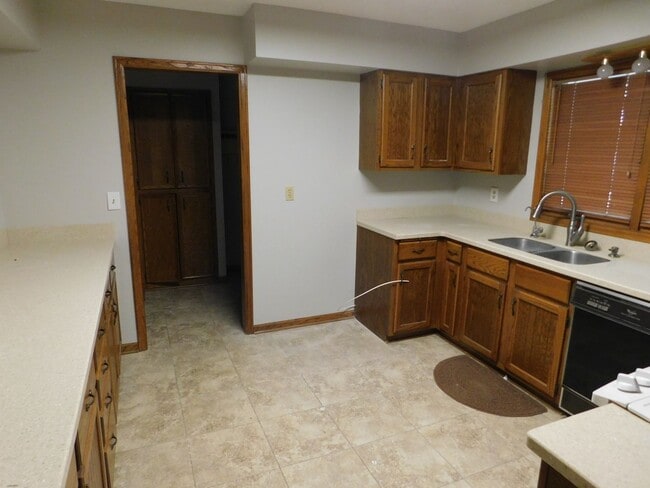 Building Photo - Stunning 5 Bedroom 3 Bathroom home!