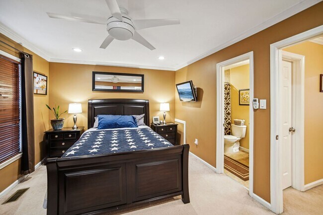 Building Photo - Wonderful 2BR/3.5BA townhouse located in B...