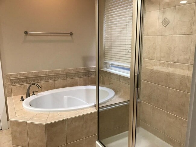 Building Photo - Spacious Home in Desirable Fircrest